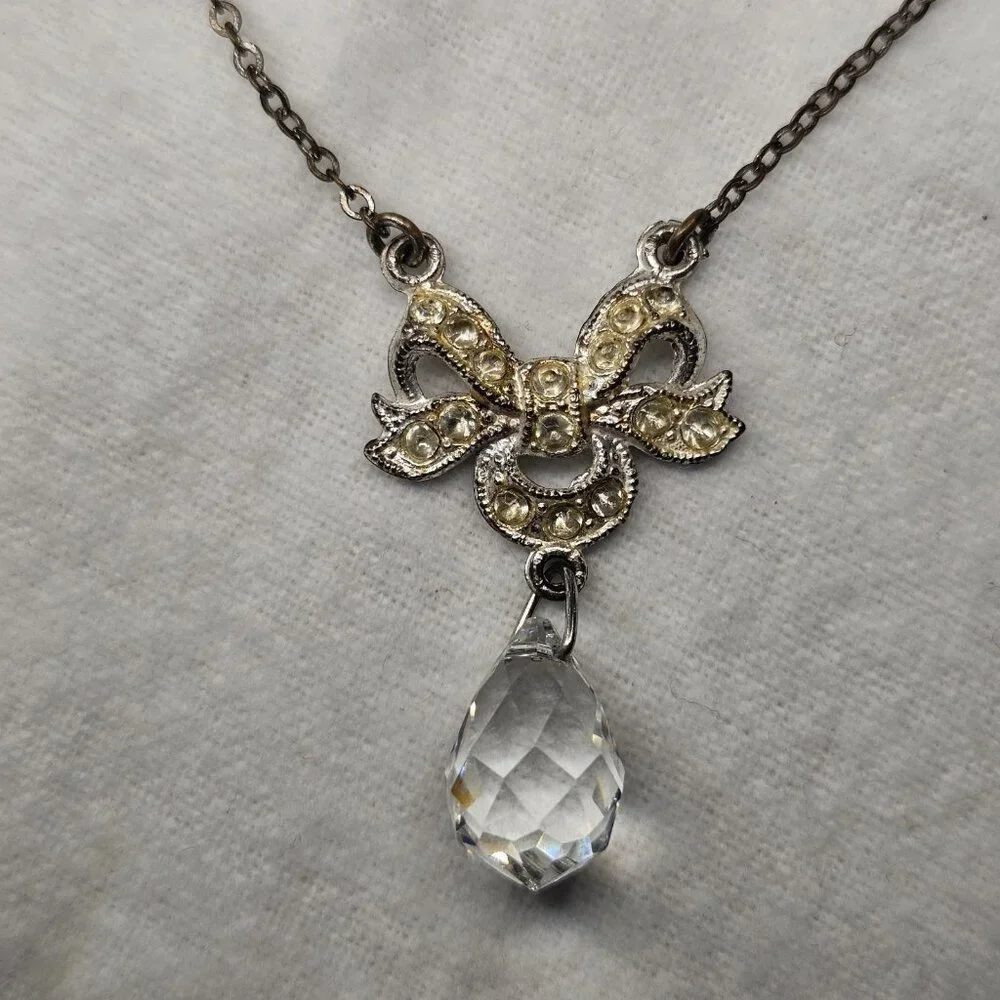 VTG Bow Pendant Necklace Teardrop Crystal Faceted Rhinestones 14‎ Inches Mod